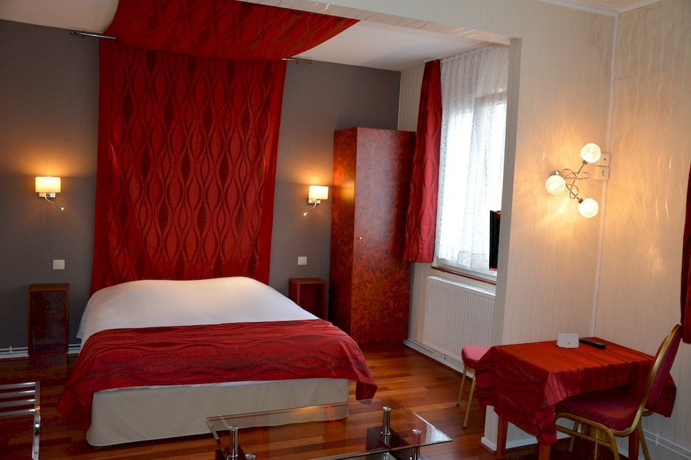 Logis Hotel Du Centre - Halte Ideale En Cyclotourisme Avec Garage A Velos Clos 몰세임 외부 사진