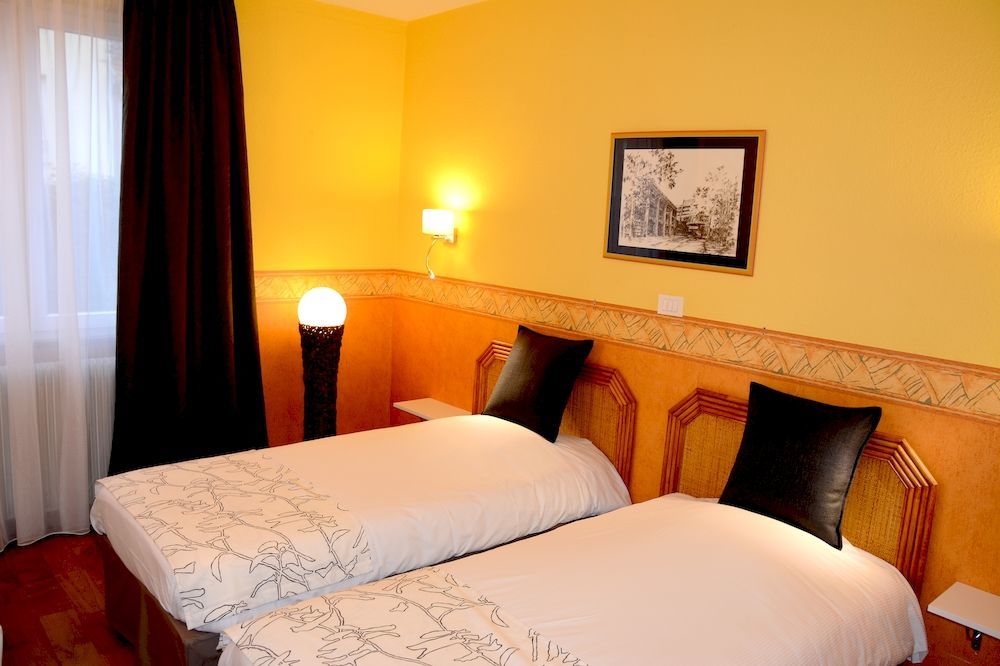 Logis Hotel Du Centre - Halte Ideale En Cyclotourisme Avec Garage A Velos Clos 몰세임 외부 사진