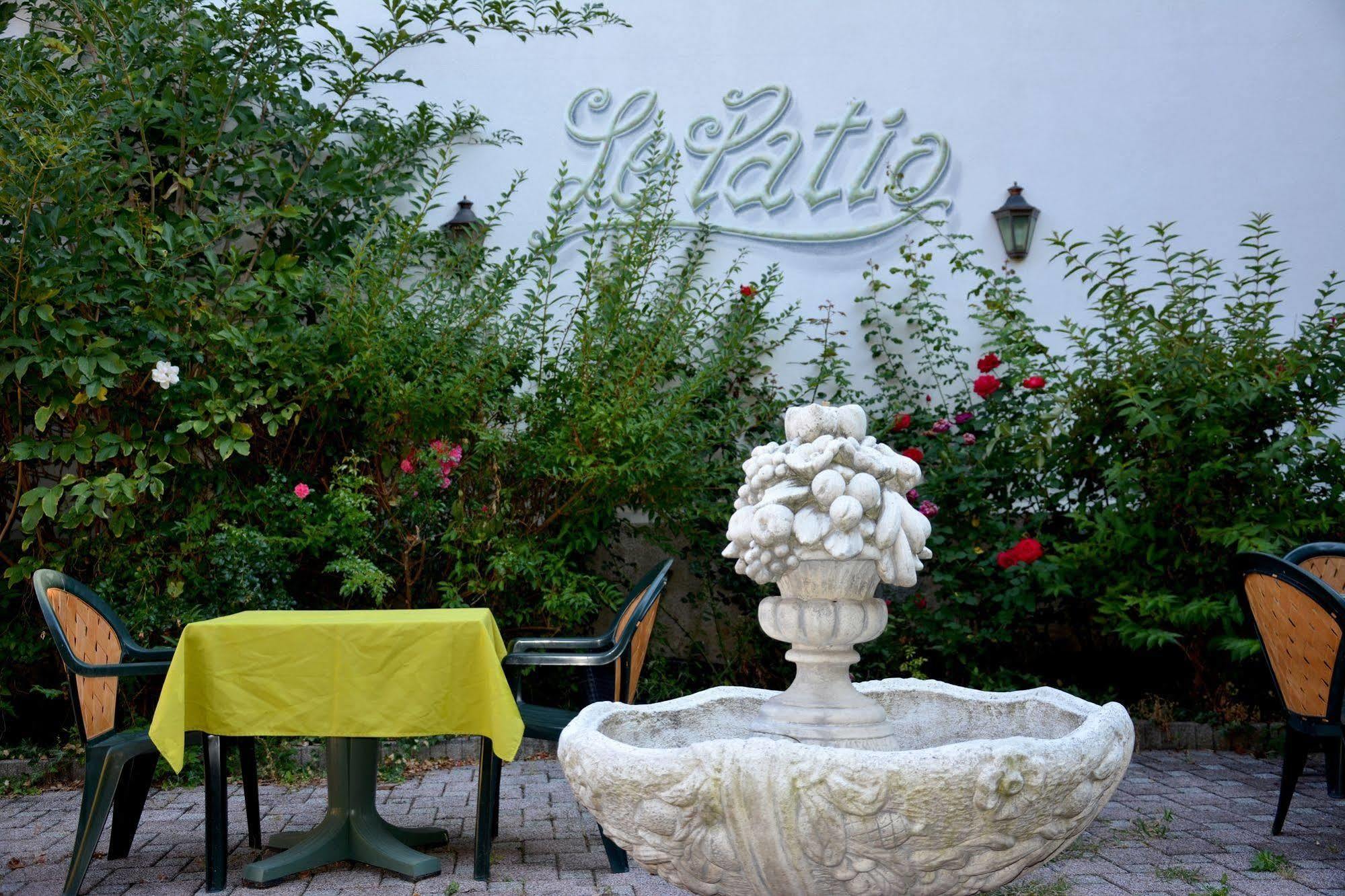 Logis Hotel Du Centre - Halte Ideale En Cyclotourisme Avec Garage A Velos Clos 몰세임 외부 사진