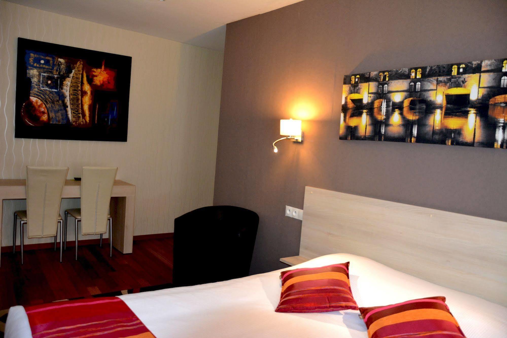 Logis Hotel Du Centre - Halte Ideale En Cyclotourisme Avec Garage A Velos Clos 몰세임 외부 사진