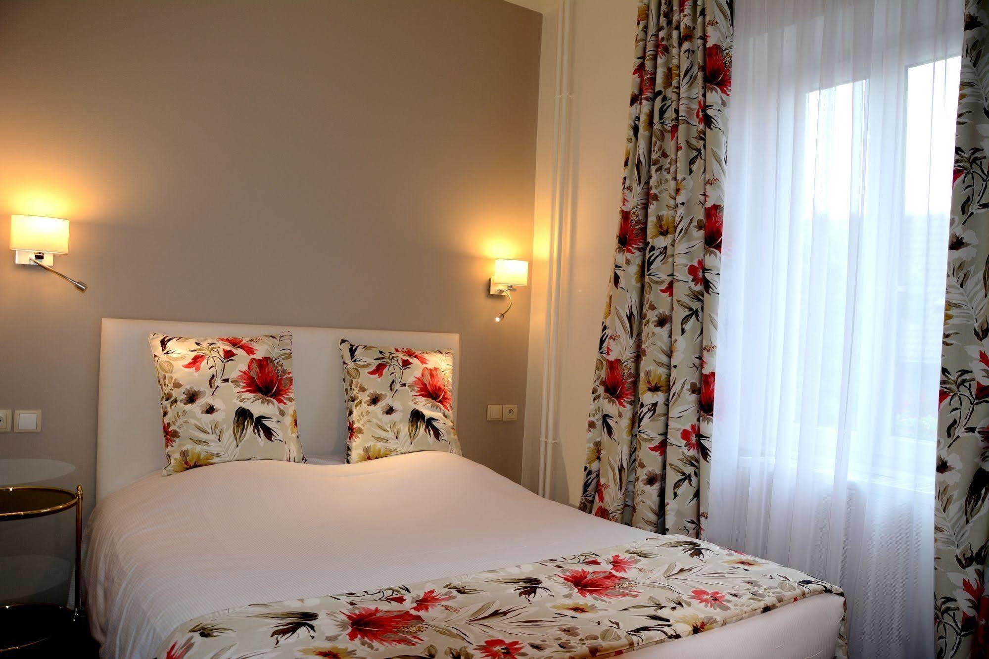 Logis Hotel Du Centre - Halte Ideale En Cyclotourisme Avec Garage A Velos Clos 몰세임 외부 사진