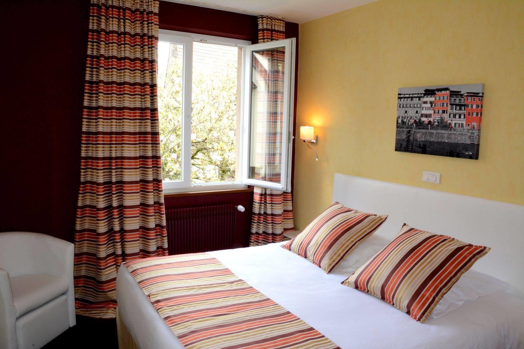 Logis Hotel Du Centre - Halte Ideale En Cyclotourisme Avec Garage A Velos Clos 몰세임 외부 사진