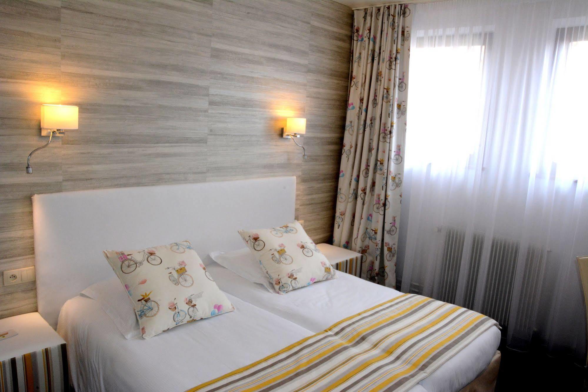 Logis Hotel Du Centre - Halte Ideale En Cyclotourisme Avec Garage A Velos Clos 몰세임 외부 사진