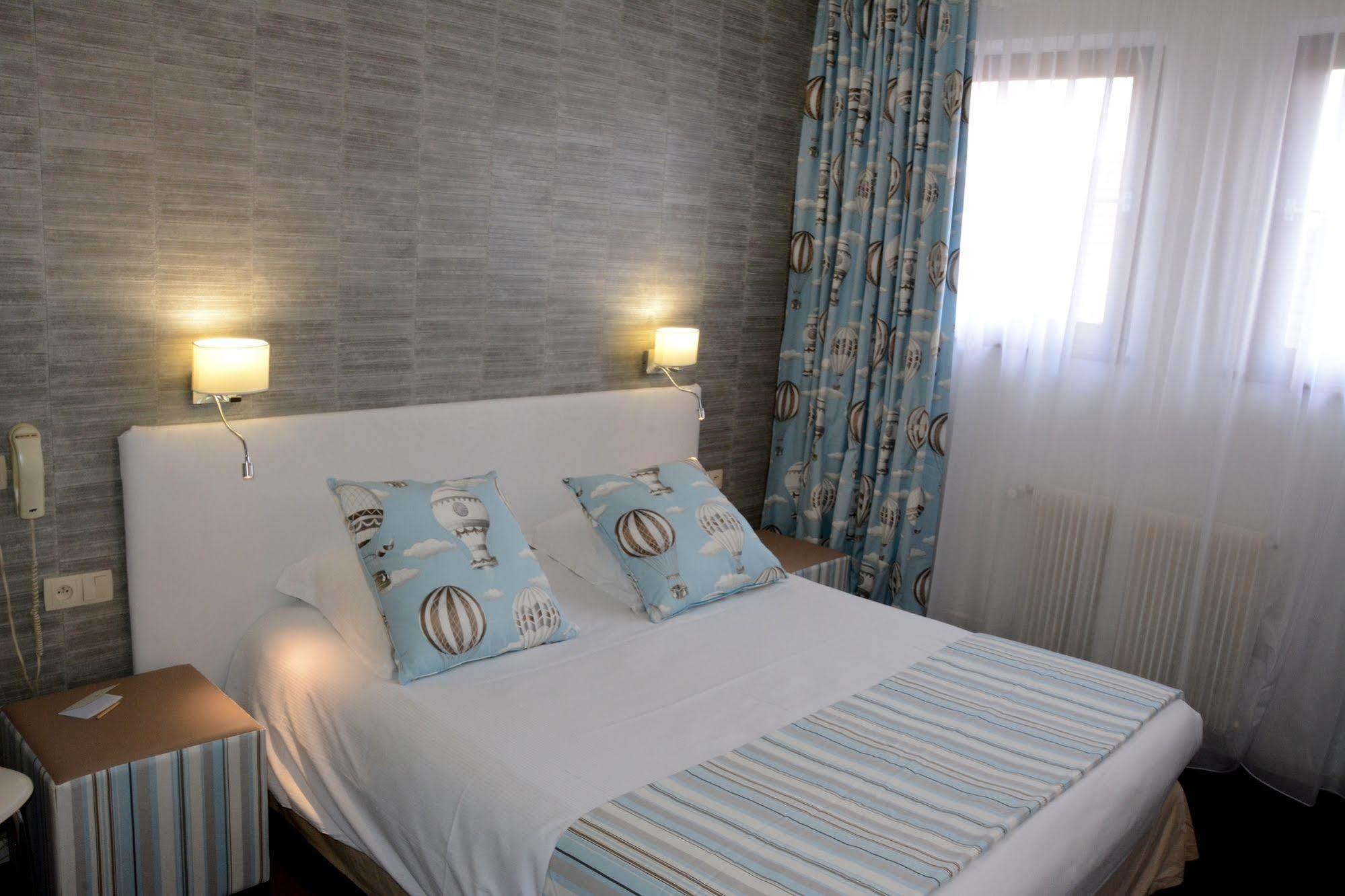 Logis Hotel Du Centre - Halte Ideale En Cyclotourisme Avec Garage A Velos Clos 몰세임 외부 사진