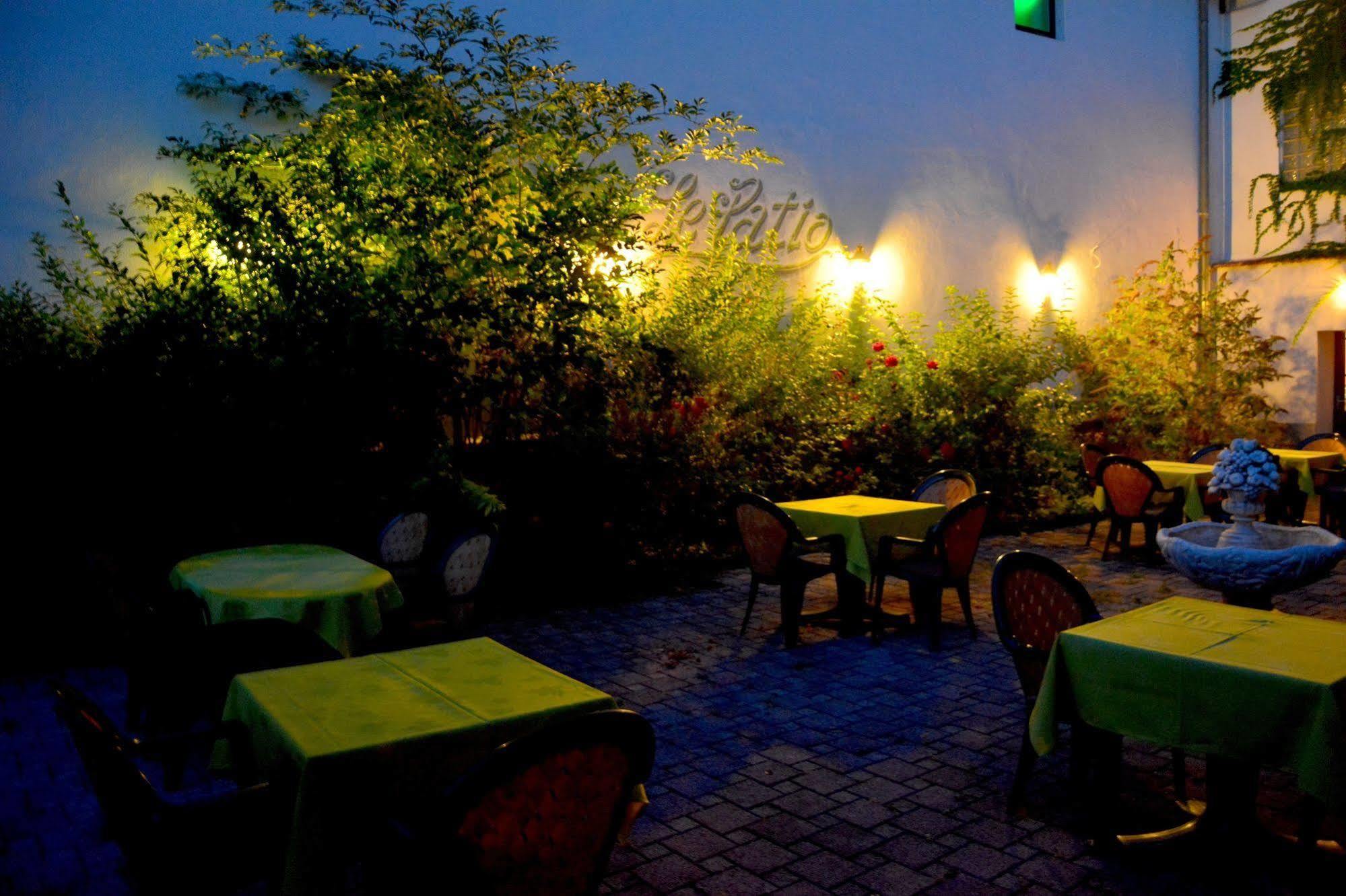 Logis Hotel Du Centre - Halte Ideale En Cyclotourisme Avec Garage A Velos Clos 몰세임 외부 사진